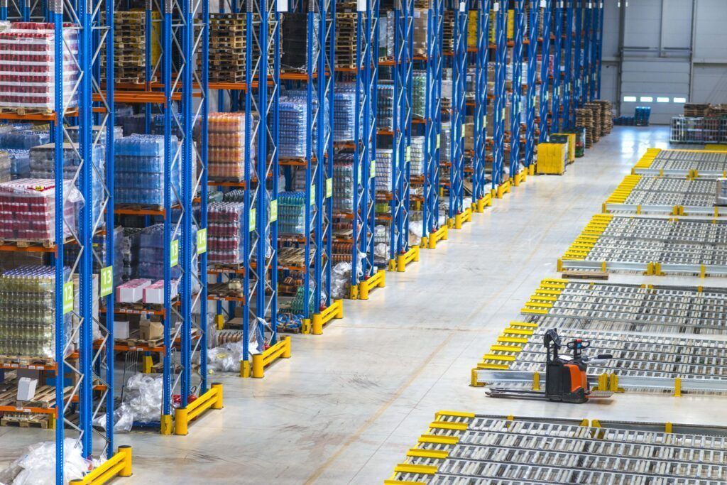 interior-edificio-almacen-distribucion-gran-area-almacenamiento-mercancias-estante-min