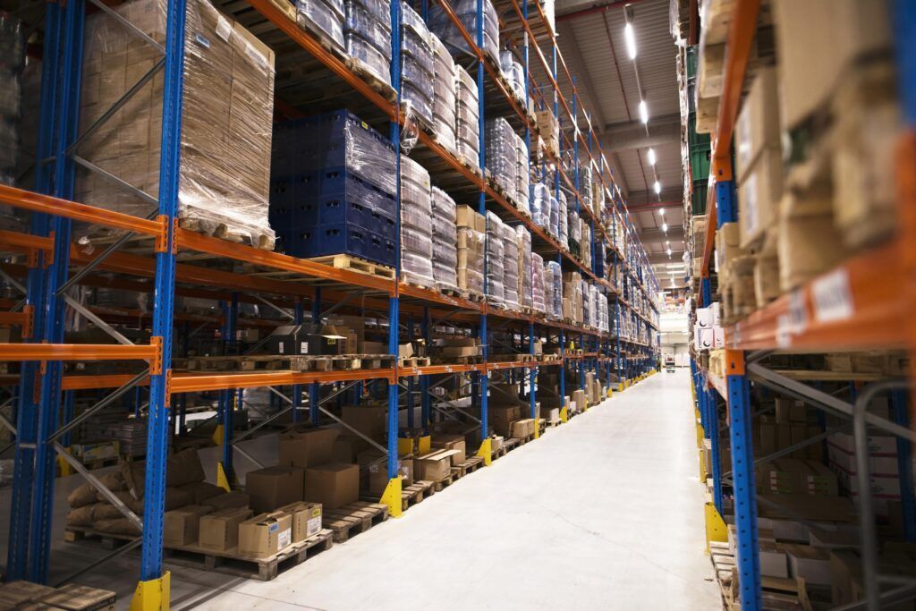 interior-gran-almacen-distribucion-estantes-apilados-paletas-productos-listos-mercado-min